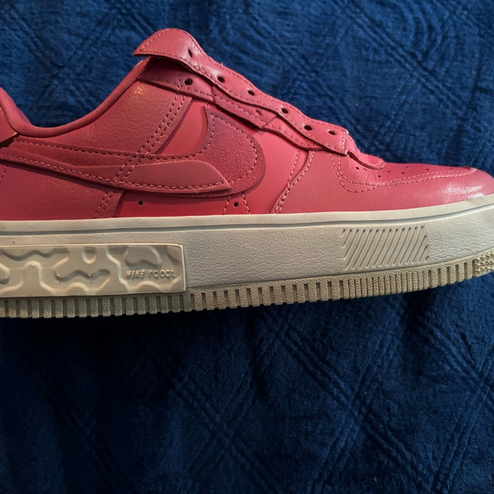 Size 7.5 women’s pink Nike shoes